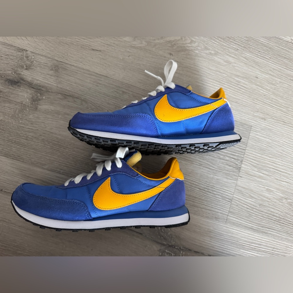 Kids Nike Blue and Yellow Waffle Trainer 2. Size 5 in excellent condition